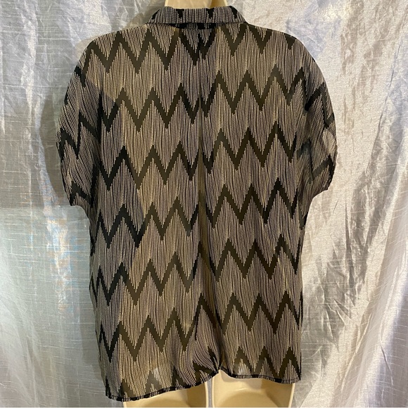 Double Zero crepe top, button down no size tag see measurements GUC, light sheer - Picture 3 of 9